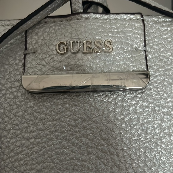 Brand NWT. Cute Guess Bag. - Picture 2 of 4